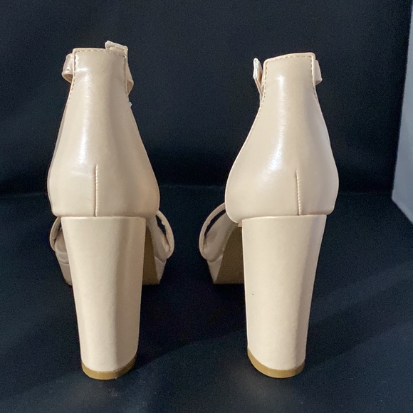 Beige three inch heels size 8 - Picture 3 of 4